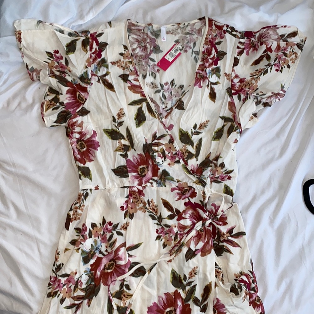 Maxi dress with side slit and v neck, floral print.